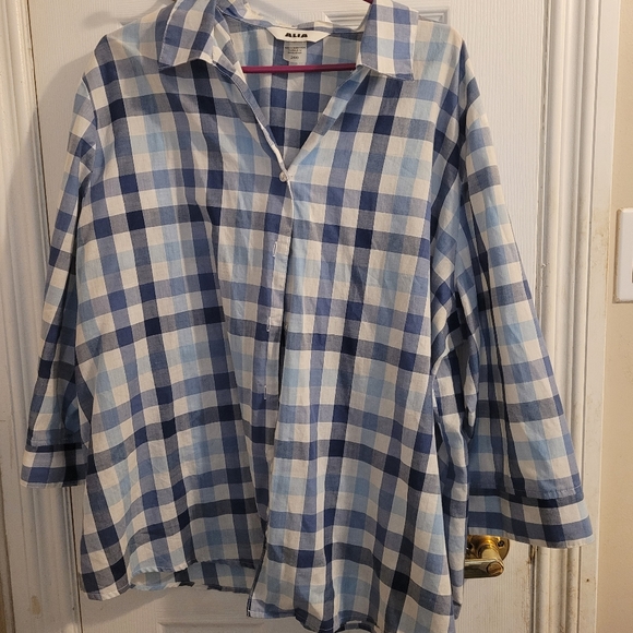 3/$50 Plus, size women's top. Where my beautiful curvy girls at. Worn once, EUC. - Picture 2 of 5